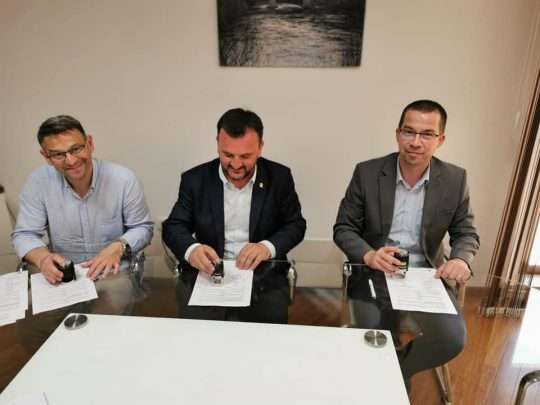 Slika potpisivanja županijskog ugovora za obnovu cesta