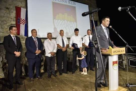 Slika sa svečane sjednice Općine Klis, prikaz pozornice i načelnika kako govori nazočnima